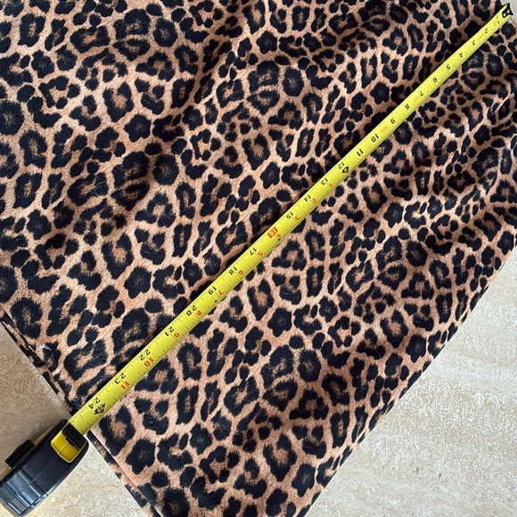 MICHAEL KORS leopard skirt, back slit, lined, exposed gold zipper in back. 16 - Picture 16 of 17